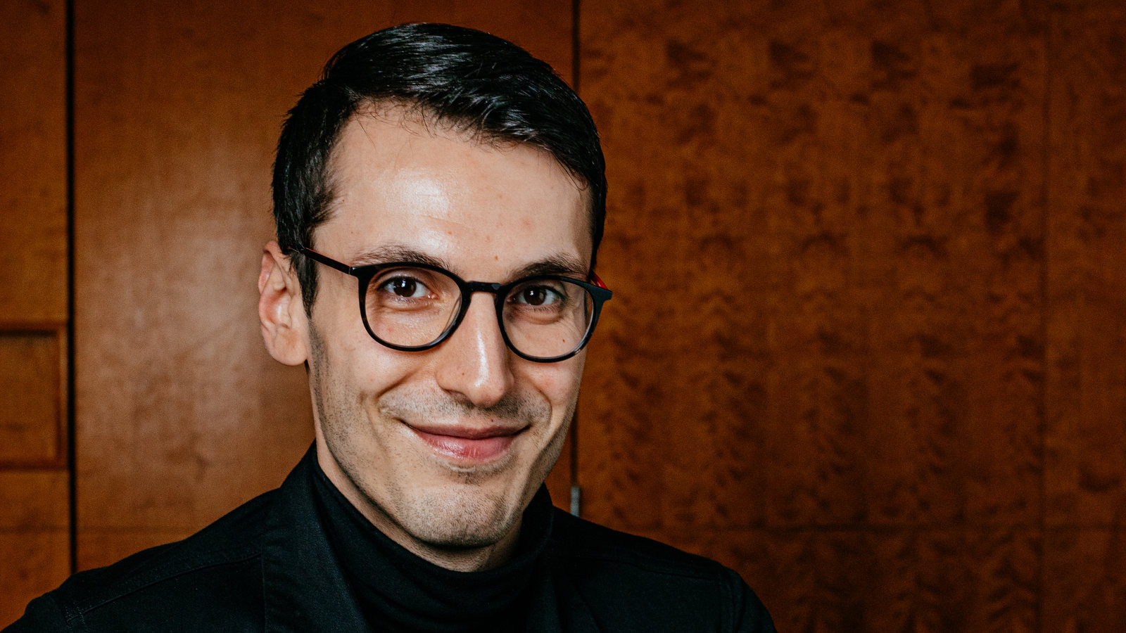Kuvassa on kanunokirjallisuuden Finlandia-palkinnon voittanut Pajtim Statovci.  Hänellä  on silmälasit ja tummat hiukset.