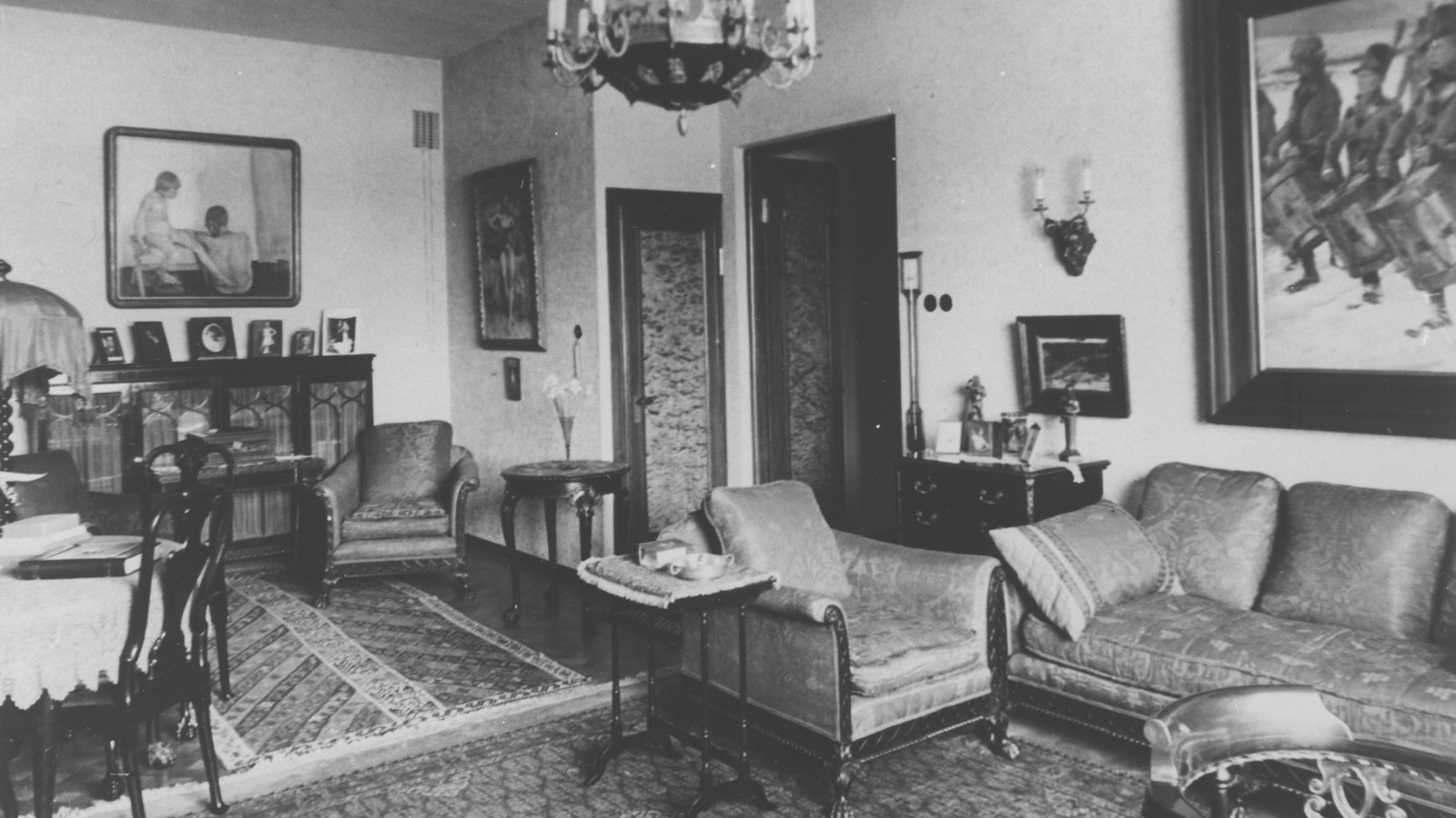 Kuvassa on Gösta Serlachiuksen työhuone, jossa on antiikkinen kalusto ja sohvaryhmä kuvan oikeassa reunassa.  Kuva on musta-valkoinen.