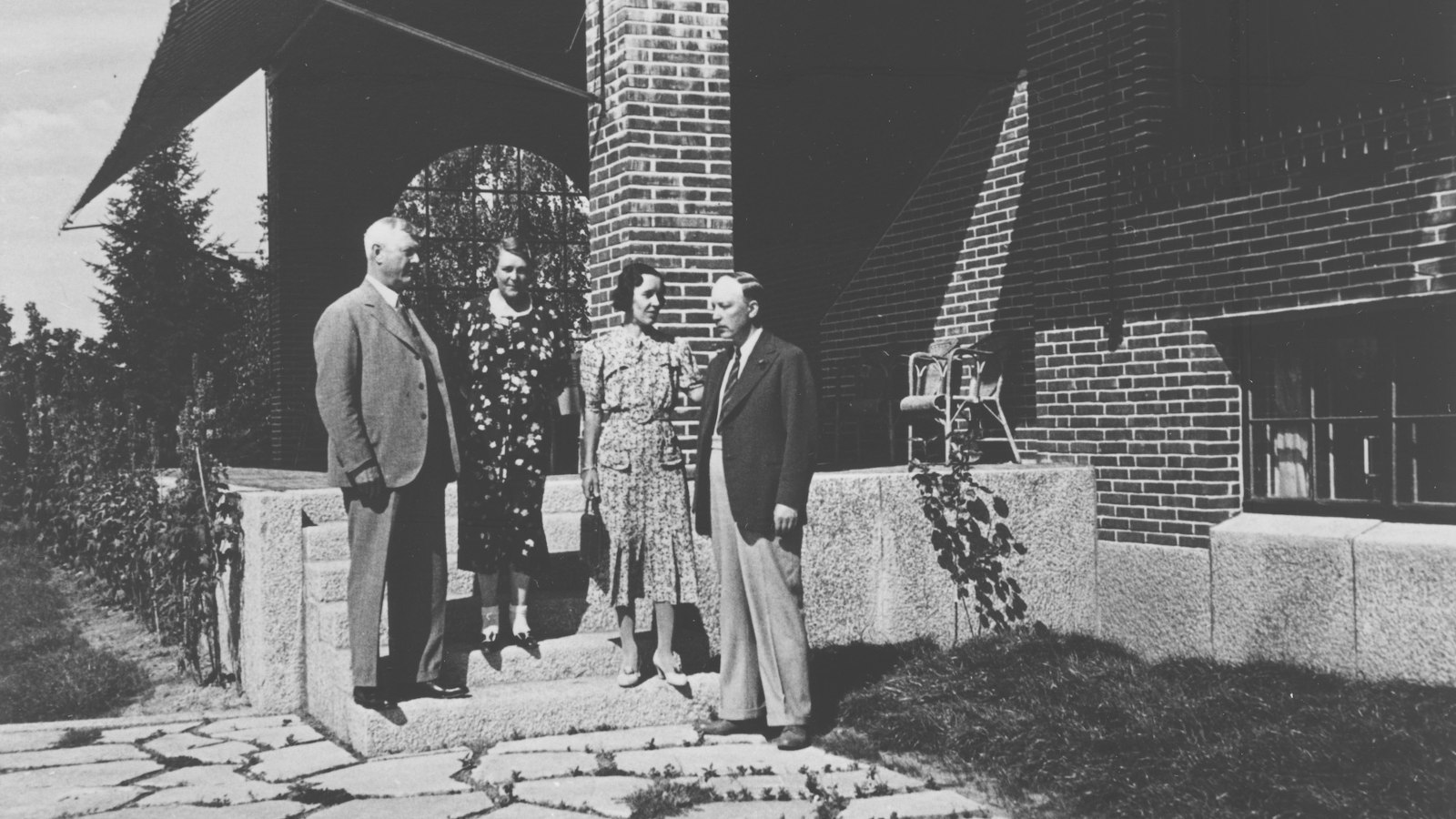 Kuvassa ovat vasemmalta Gösta ja Ruth Serlachius sekä Gerda ja Risto Ryti Joenniemen kartanon portailla. Kuva on musta-valkoinen.