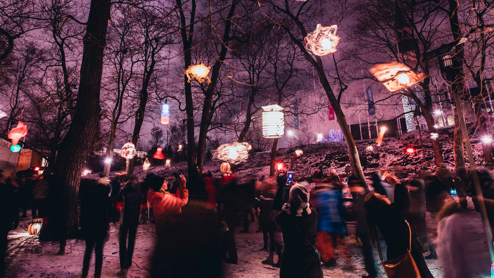 Kuvassa on ihmisiä lyhtyjen ja valojen keskellä illalla Lyhytpuisto -klassikkovaloteoksessa Helsingissä illalla.