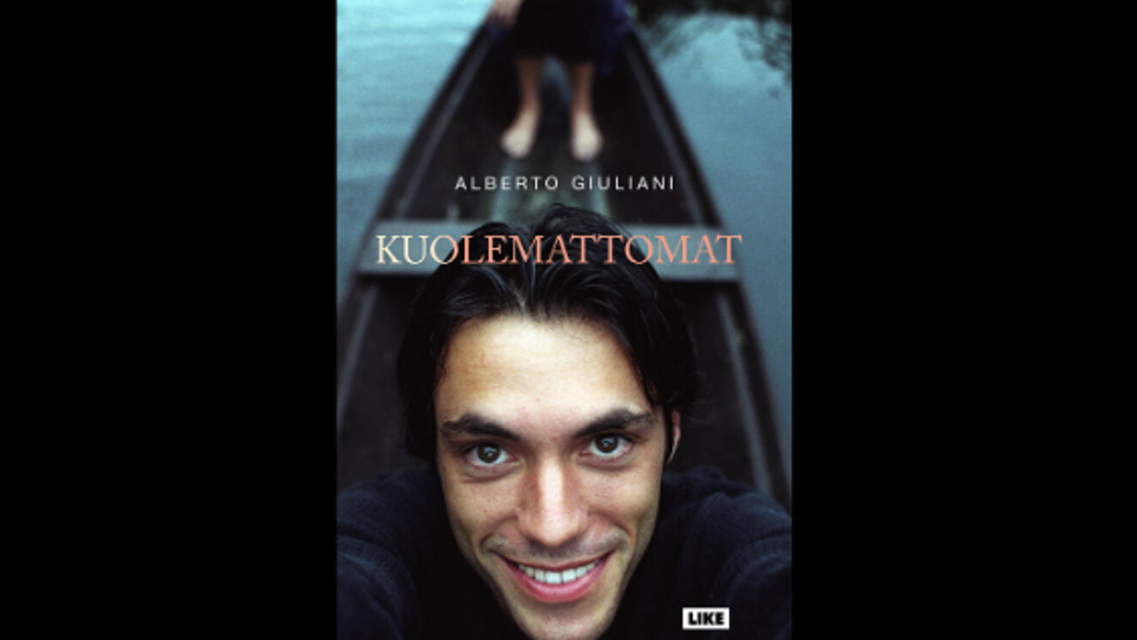 Kuvassa on Alberto Guilianin kuva kirjan kannessa keskellä. Molemmissa reunoissa on mustaa.