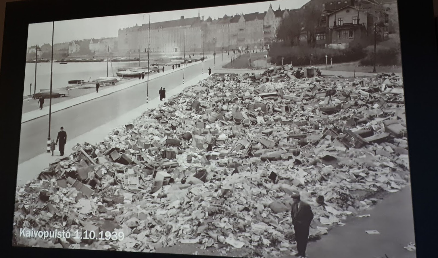 Kuva pommitetusta Helsingistä Hakasalmen huvilan näyttelyssä Mieliala - Helsinki 1939-1945.