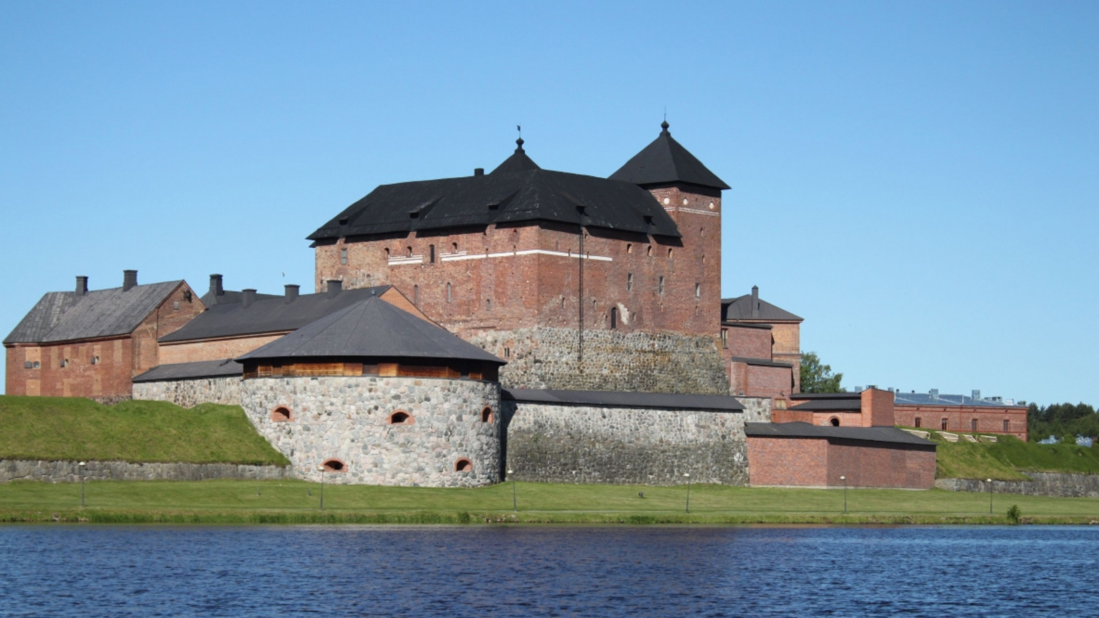 Kuvassa on Hämeen linnan alue kuvattuna ilmasta.  