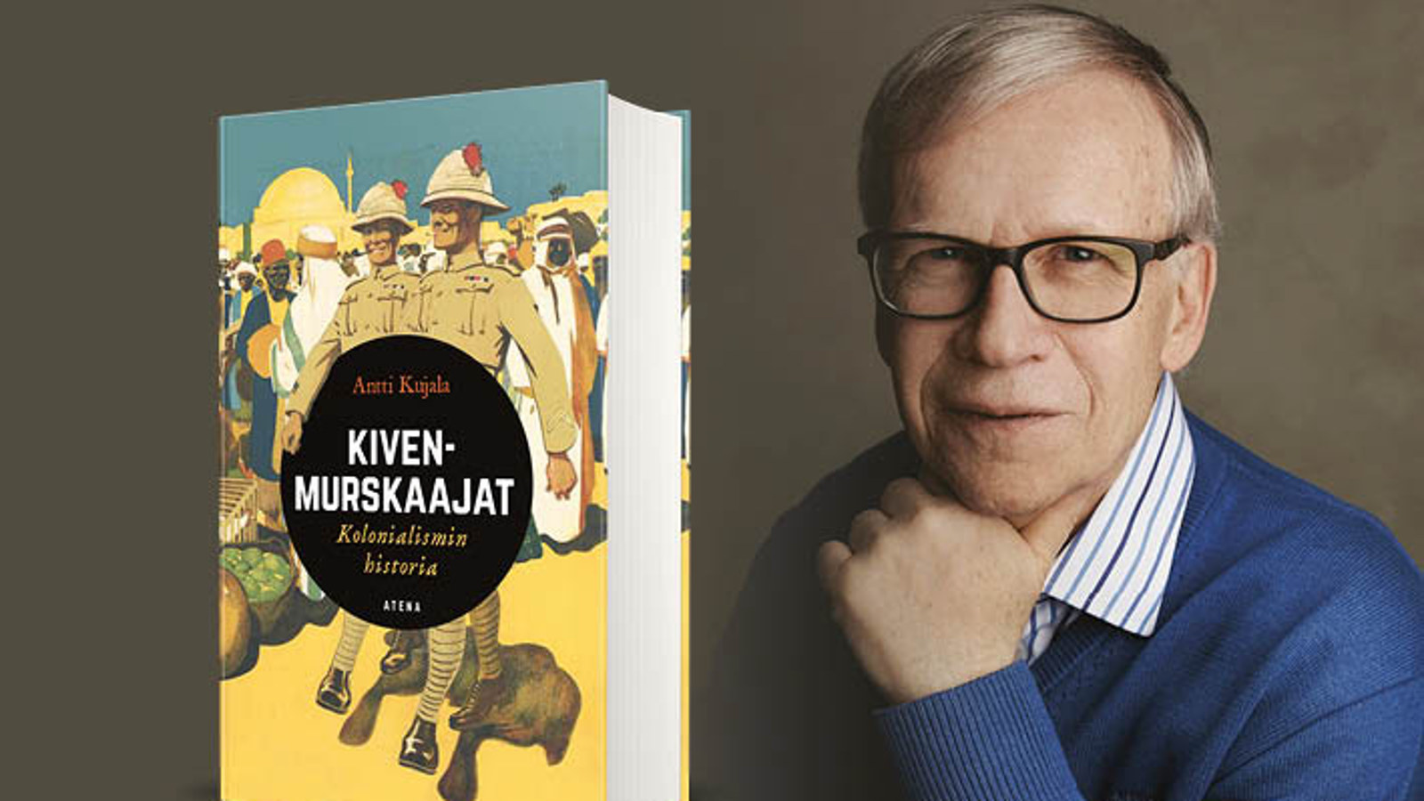 Kuvassa on Antti Kujala kädessään kirja Kivenmurskaajat - Kolonialismin historia.