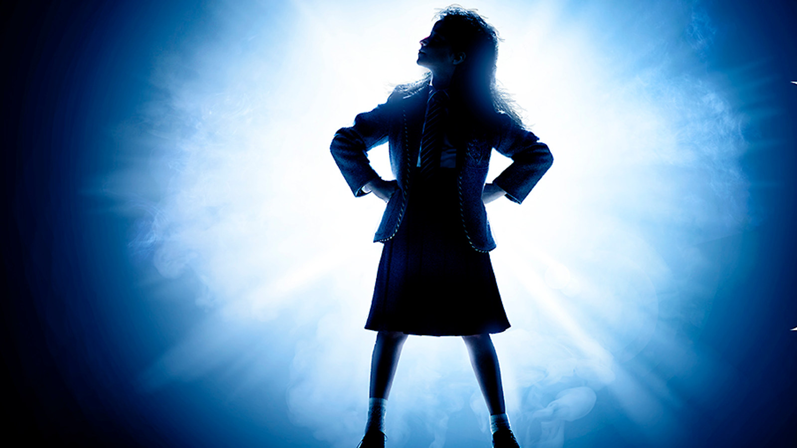 Kuvassa on Matilda-musikaalin julisteesta tytön hahmo ja se on reunalta sininen.  Tytön hahmo on musta ja ympärillä on valkoista valoa. 