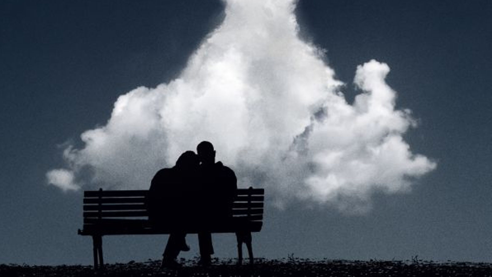 Kuvassa on pariskunta penkillä istumassa kuvattuna mustana ja kuva on heistä selin.  He katsovat ylöspäin kohoavaa valkoista pilveä, joka on Suomen muotoinen. 