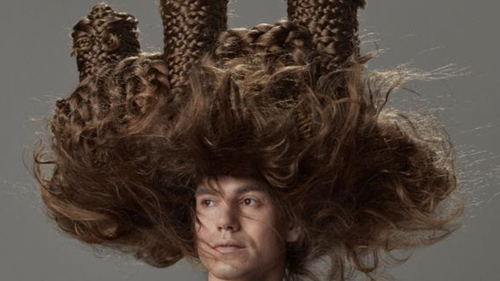 Kuvassa on hiusmuotoilija Martin Bergströmin luoma ilme hiuksista Savonlinnan Oopperajuhlille. Kuvassa on nuoren miesmallin päässä hiuksista muotoiltu Olavinlinna. 