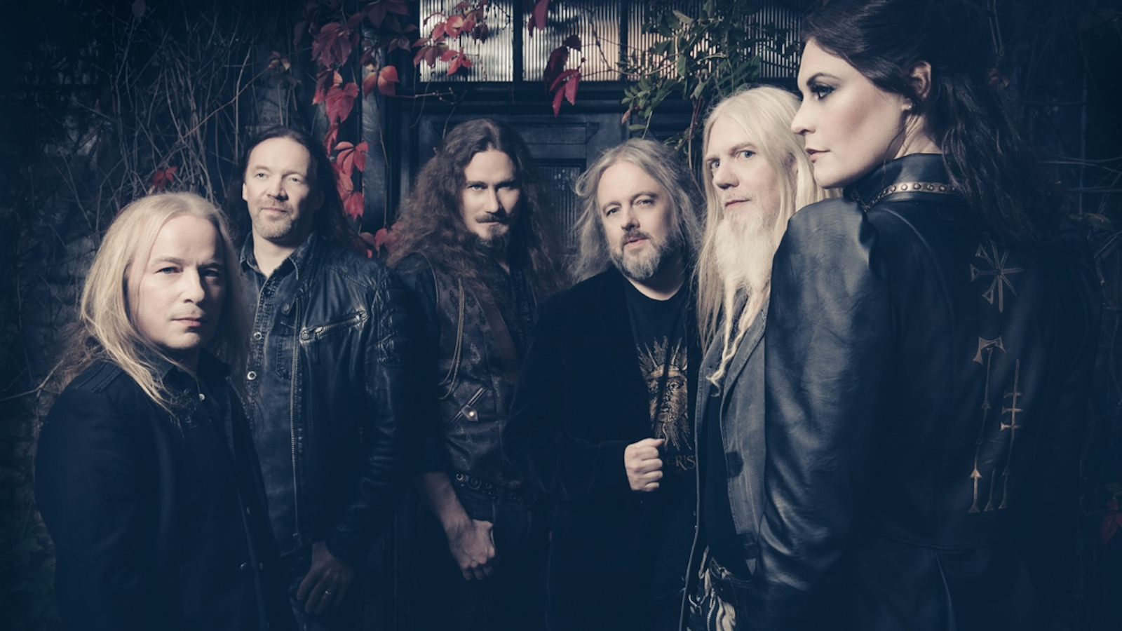 Kuvassa on Nightwishin jäsenet rivissä kokovartalokuvassa.