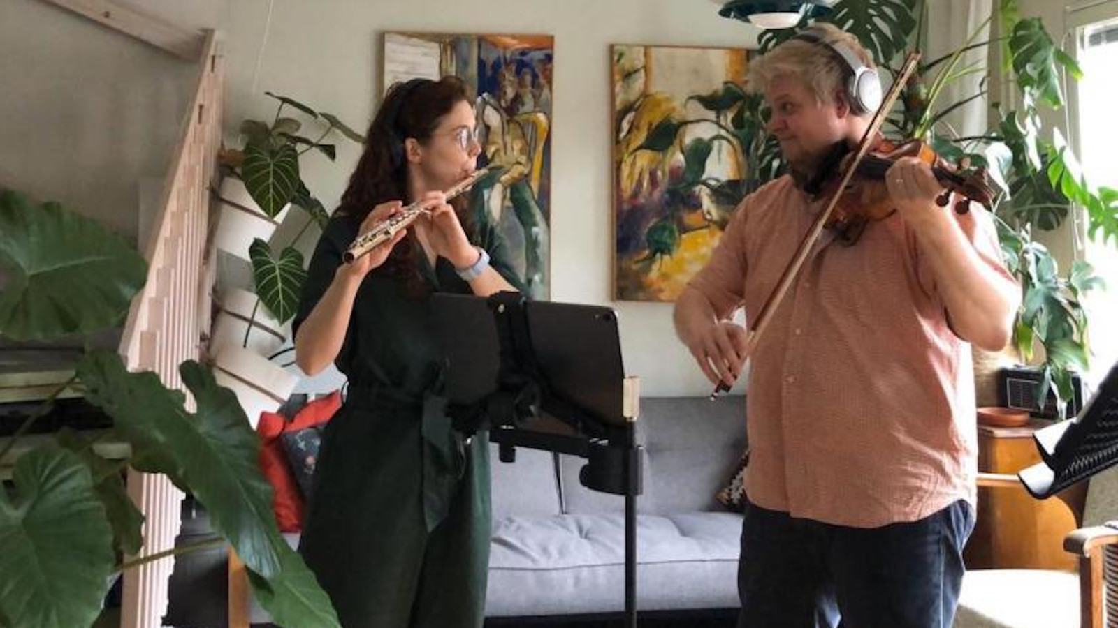 Kuvassa ovat Lahti Sinfonian soittajapariskunta Eva ja Aleksi Trygg soittamassa yhdessä toisten 60 orkesterin jäsenen kanssa. 