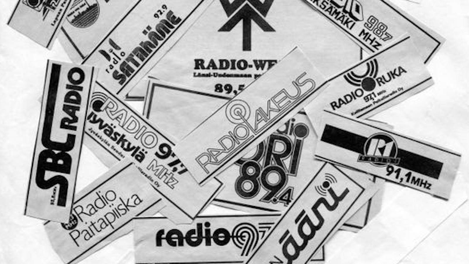 Kuvassa on eri paikallisradioiden vanhoja logoja.