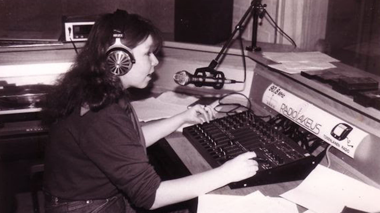 Kuvassa on Radion Lakeuden naistoimittaja työskentelemässä toimituksessa Nivalassa.