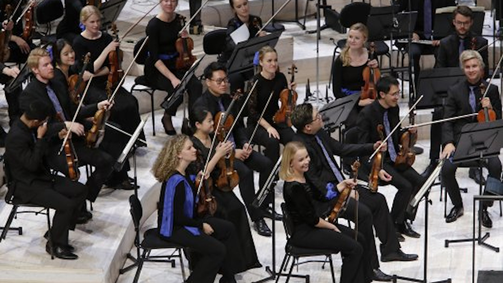 Kuvassa on Sibelius Akatemian orkesteri.  Orkesteri on esiintymässä Musiikkitalossa.