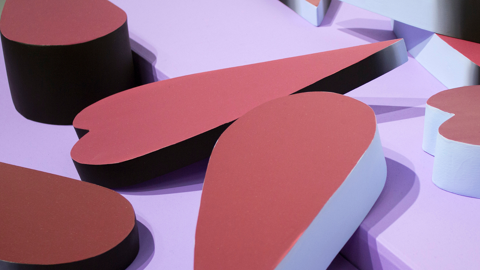 Kuvassa on Astrid Strömbergin teos, jossa on vaalean violetilla pohjalla suklaan näköisillä kuvioilla ja suurimpana on keksijäätelön näköinen kuvio.