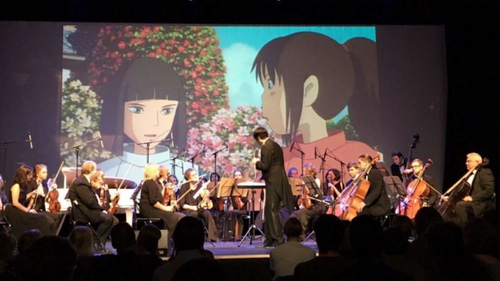 St Petersburgin Symphony Orchestran Anime -konsertti.  Taustalla on Anime-kuvia.