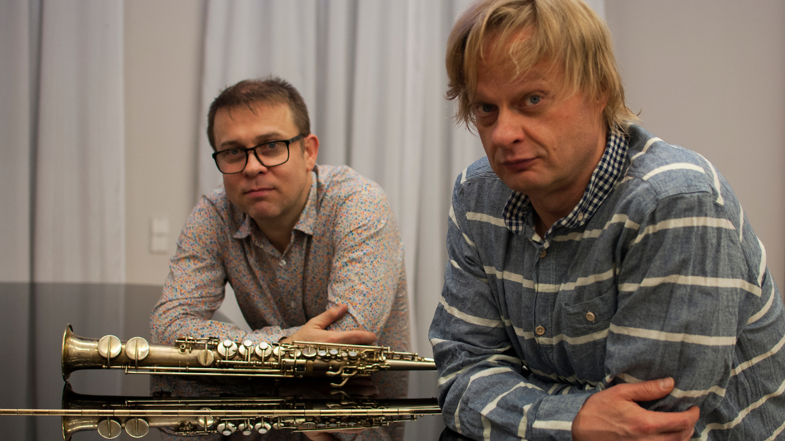 Kuvassa ovat Iiro Rantala ja Jukka Perko nojaamassa flyygelin kanteen.  Rantala on etualalla.