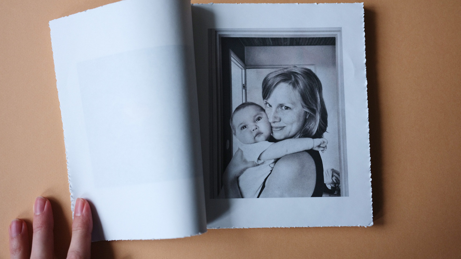 Kuvassa on vaalean ruskealla pohjalla valokuva äidestä ja lapsesta.