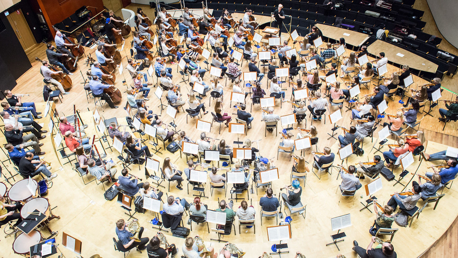 Kuvassa on Sinfoniaorkesteri Vivo ja kuva on otettu konserttisalista ylhäältä orkesterin harjoituksista.