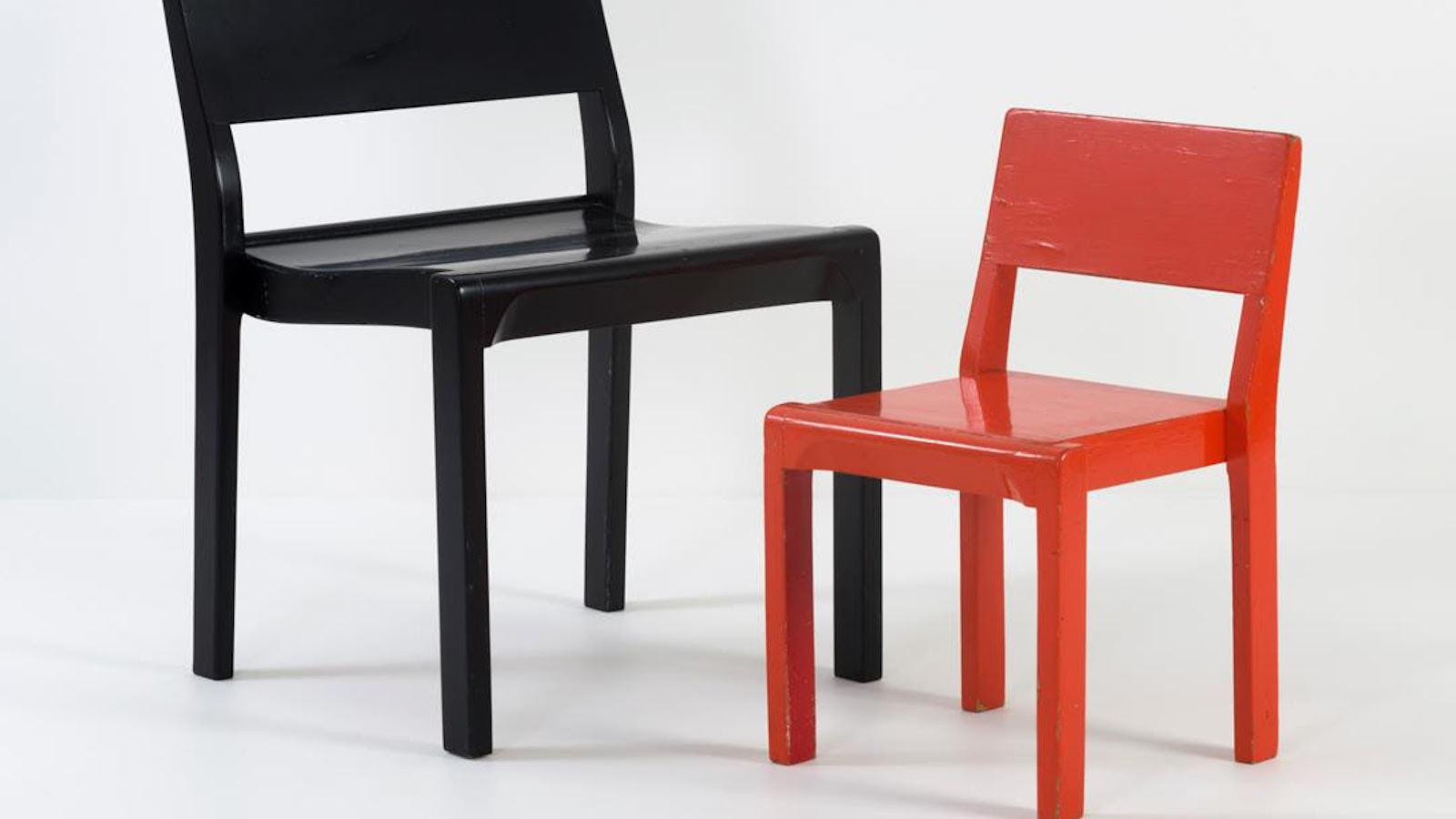 Aino ja Alvar Aallon tuolimalli  611 (suunn.1929) ja versio tuolista lasten koosssa (suunn.1938). 