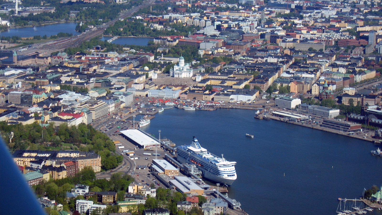 Kuvassa on Helsingin Eteläsatama ilmakuvana.  Kuva on kesäkuva.