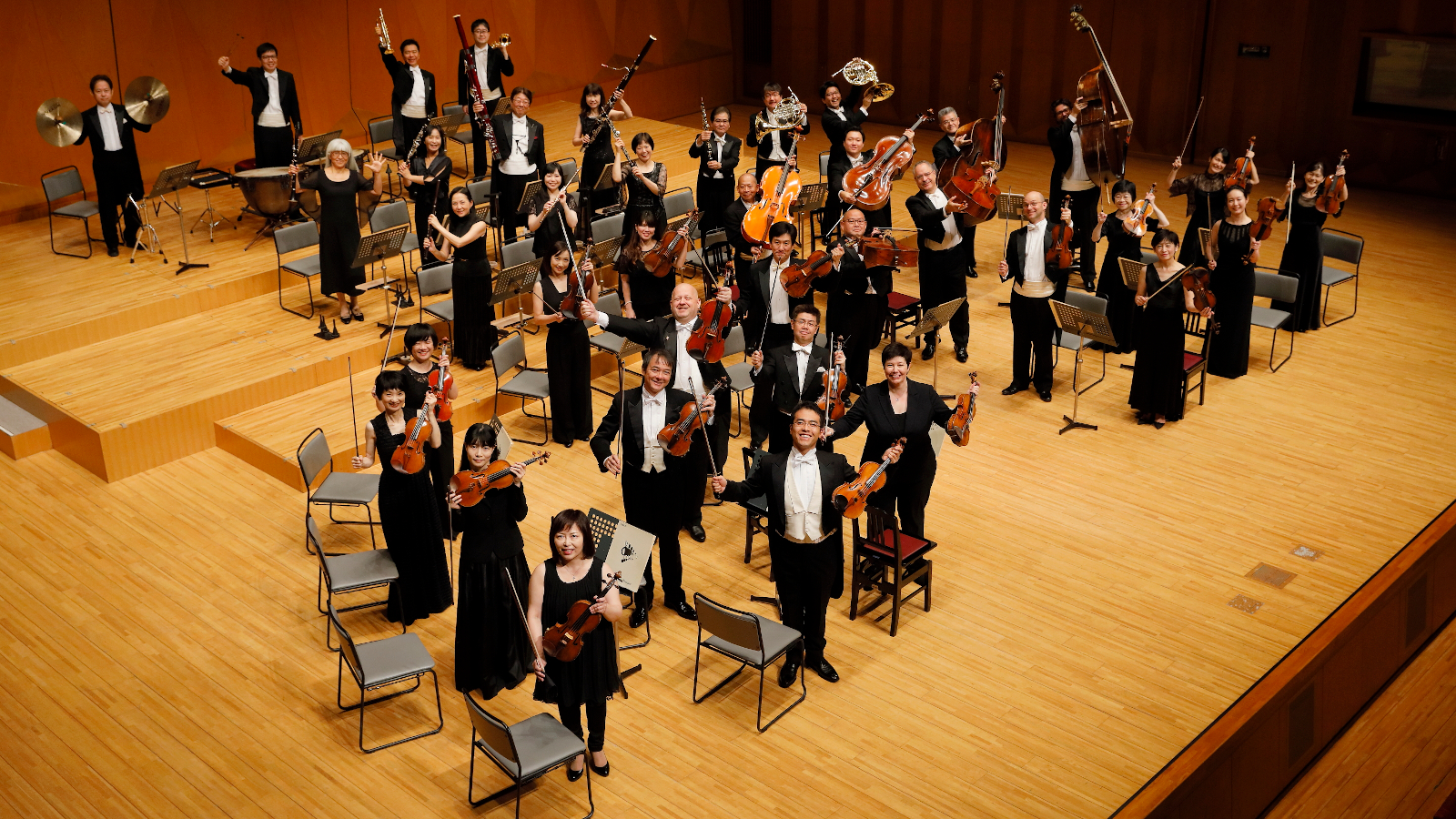 Kuvassa on Orchestra Ensemble Kanazawa konserttilavalla.