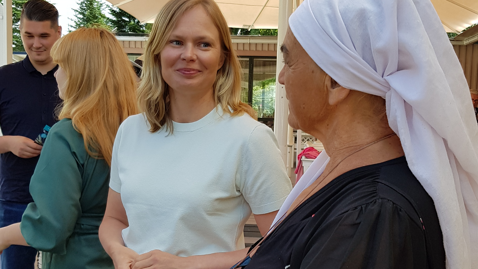 Kuvasasa ovat keskustelemassa Miina Äkkijyrkkä puoliksi selin ja ministeri Hanna Kosonen. Kuva on puolivartalokuva.