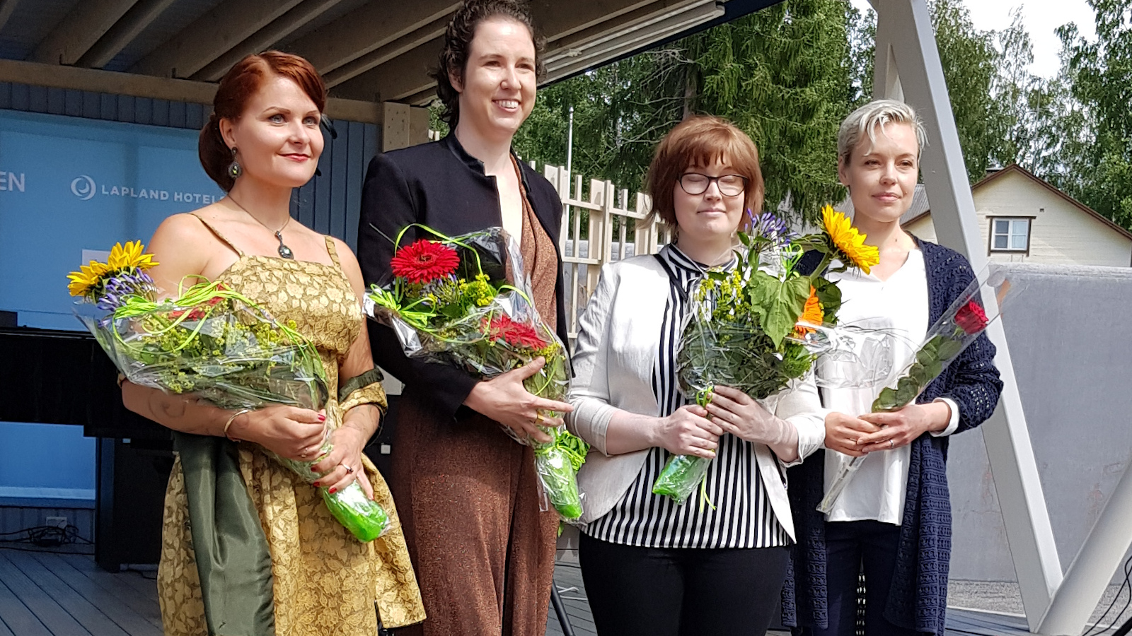 Kuvassa ovat kuvataidekilpailun palkitut AnnaLiisa Kankaanmäki, Kia Hagen ja Elisa Marin sekä yleisön suosikki Suvi Malek.         