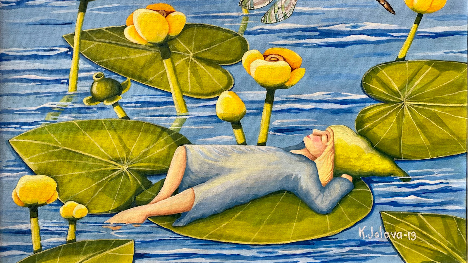 Kuvassa on ulpukanlehdellä makaava tyttötonttuhahmo.  Lehti kelluu sinisen veden päällä ja ympärillä on ulpukanlehtiä ja kukkia.