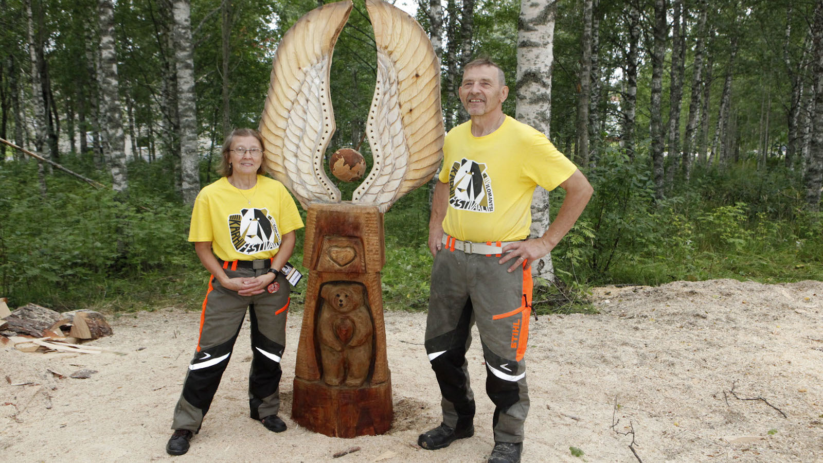 Ajankohtainen Korona-ajan veistospalkinto 100 € luovutettiin Rauhaa ja rakkautta veistoksentekijälle Kari Viinikankaalle Ilomantsin Karhufestivaaleilla 2020.  