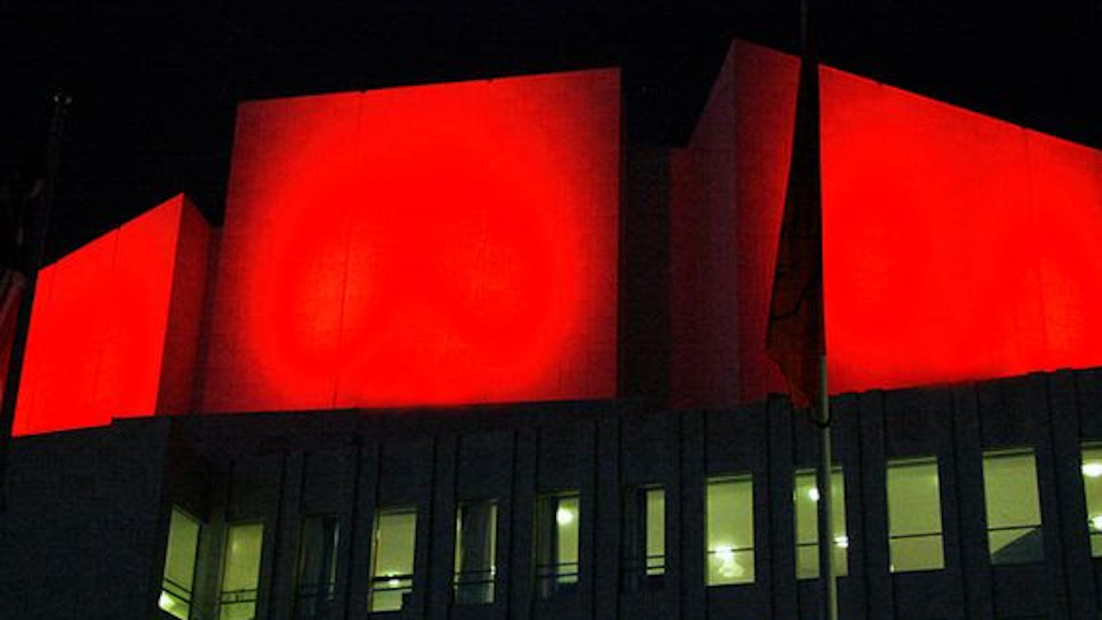Kuvassa on Finlandia-talo punaisessa valaistuksessa.