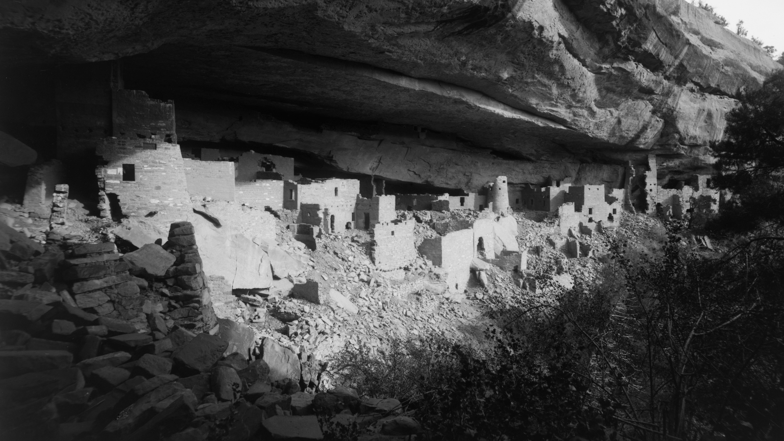 Kuvassa on Mesa Verden asuinalue ja kuva on musta-valkoinen.