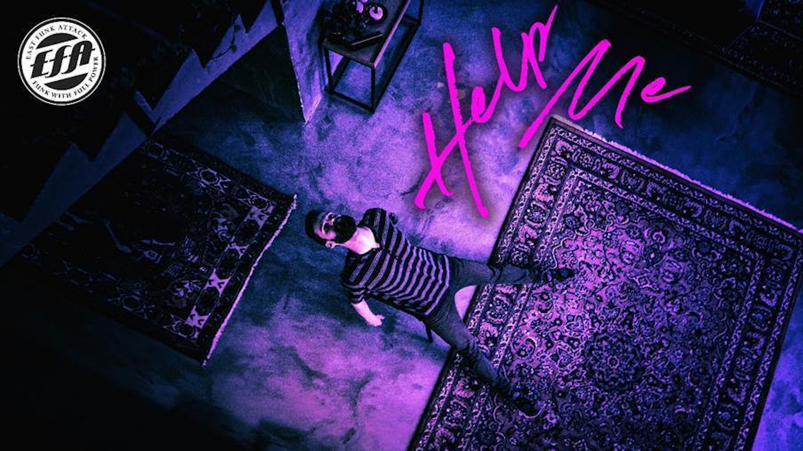 Kuvassa on violetin sävytys ja siinä on kuvattu ylhäältä päin lattia mattoineen ja laulaja makaamassa lattialla.