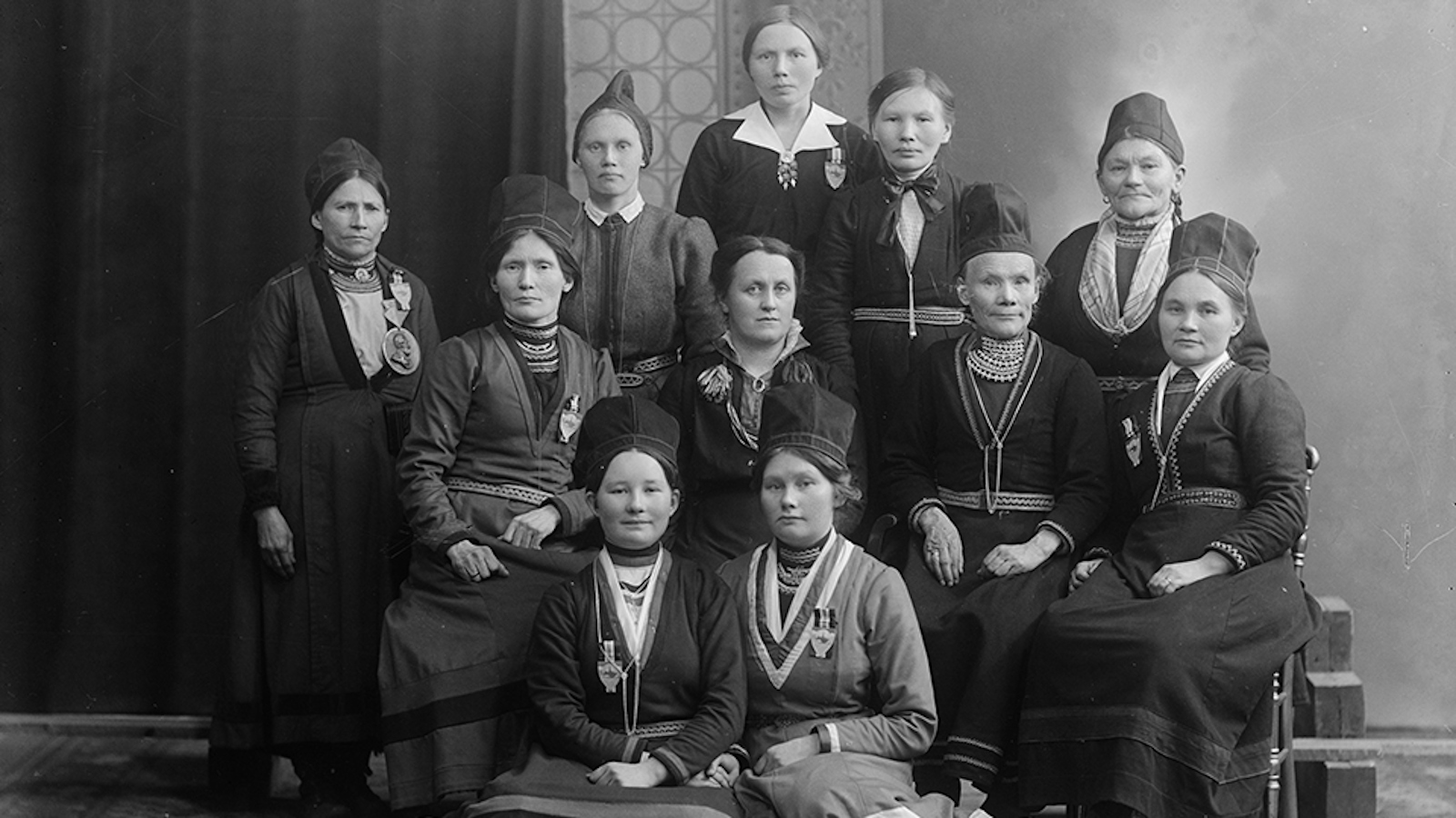 Kuvassa on Trondheimissa saamelaisen naisyhdityksen jäseniä yhteiskuvassa. Kuva on musta-valkoinen.