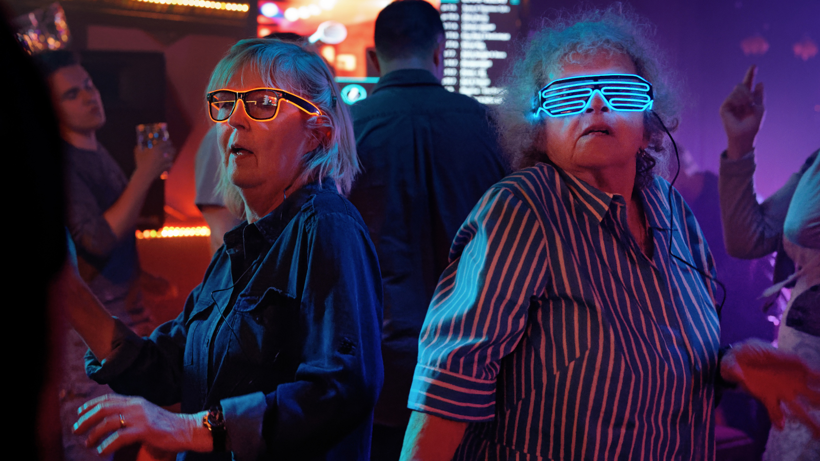 Kuvassa ovat Leena Uotila ja Saara Pakkasvirta sinivalaistussa diskossa valolasit päässään.
