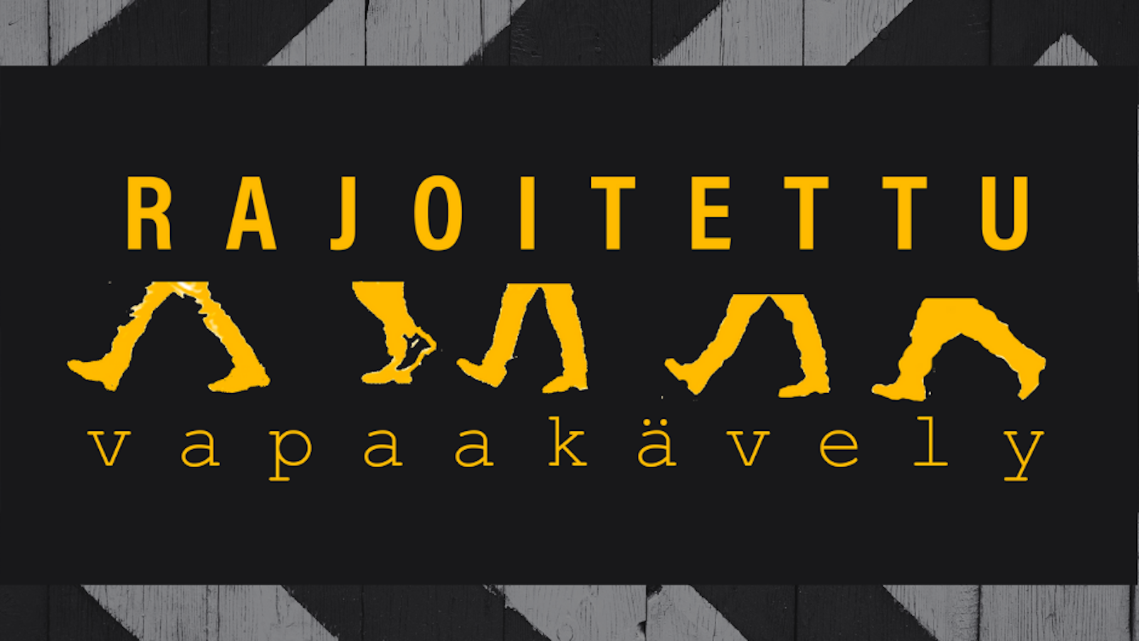Kuvassa on mustalla pohjalla alhaalla ja ylhäällä vinot harmaat lautapalkit ja keskellä keltaisella teksti Rajoitettu vapaakävely.  Sanojen välissä on jalkoja kävelemässä. 