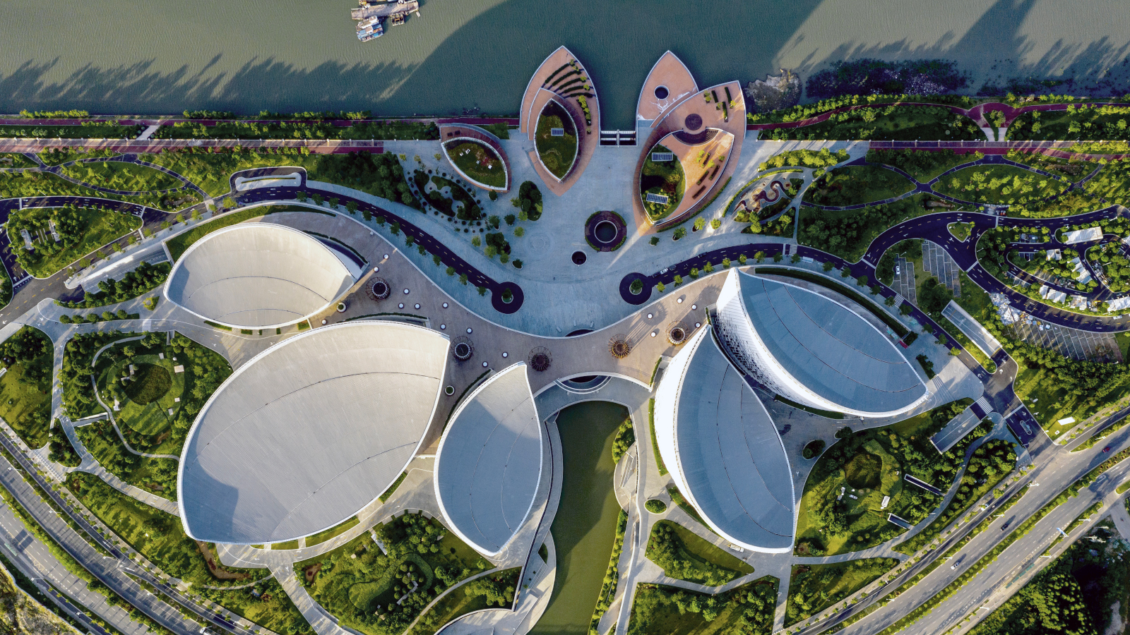 Kuvassa on Fuzhouhun Strait Culture and Art Centre ilmasta kuvattuna, jossa näkyvät rakennusten soikeat muodot suoraan yläpuolelta.