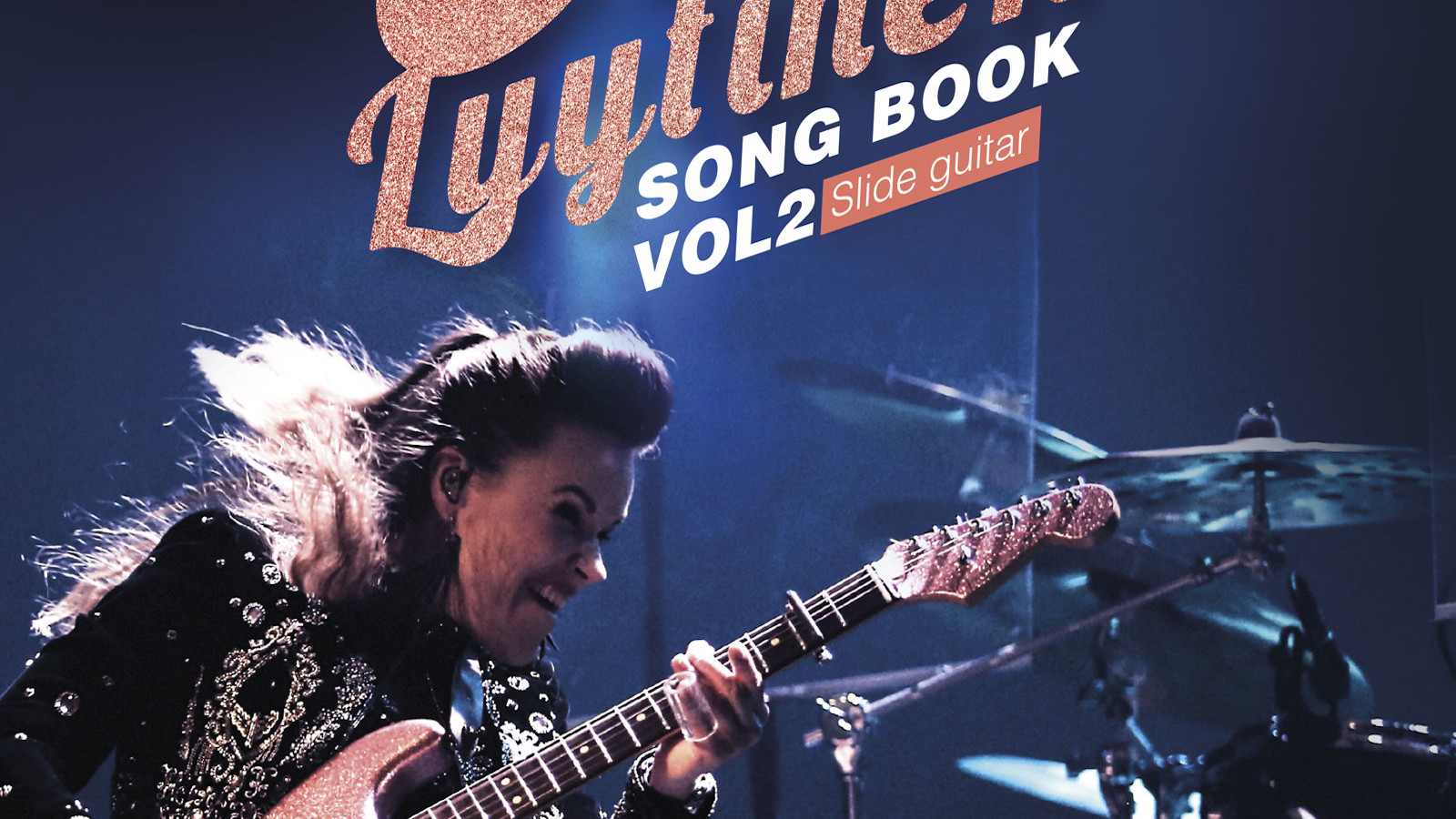 Kuvassa on Erja Lyytinen sivuttain soittamassa kitaraa.  Taustalla lukee Lyytinen.  