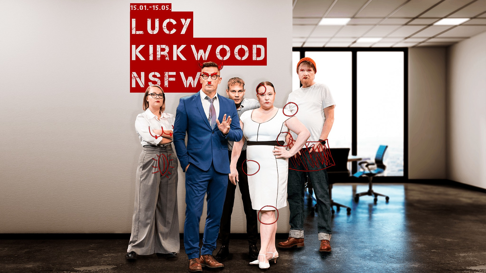 Kuvassa ovat näytelmän NSFW näyttelijät ryhmänä ja takana on harmaalla seinällä punaisella pohjalla isoin kirjaimin Lucy Kirkwood NSFW.
