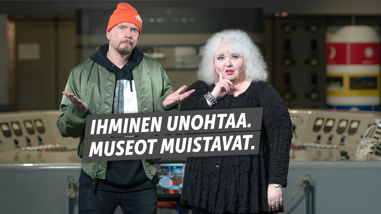 Kuvassa ovat Kari 'Brädi' Härkönen vihertävässä pusakassa ja Marjaana Turunen vaaleassa pörrötukassa sekä mustassa mekossa. Päällä on teksti Ihminen unohtaa, museot muistaa.