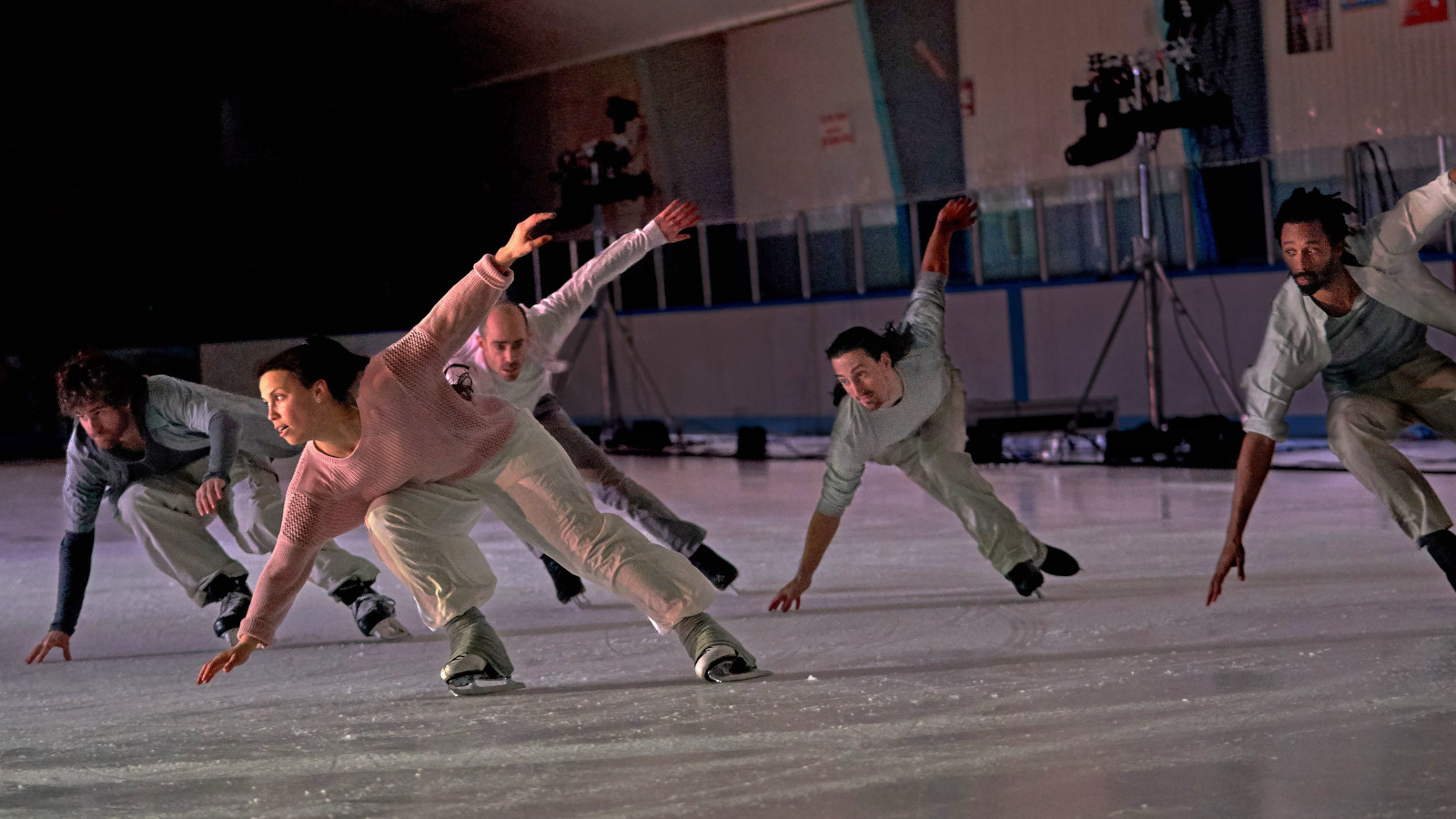 Kuvassa on Le Patin Libre-Treshold -tanssiryhmän tanssijoita pitkissä housuissa ja puseroissa. 