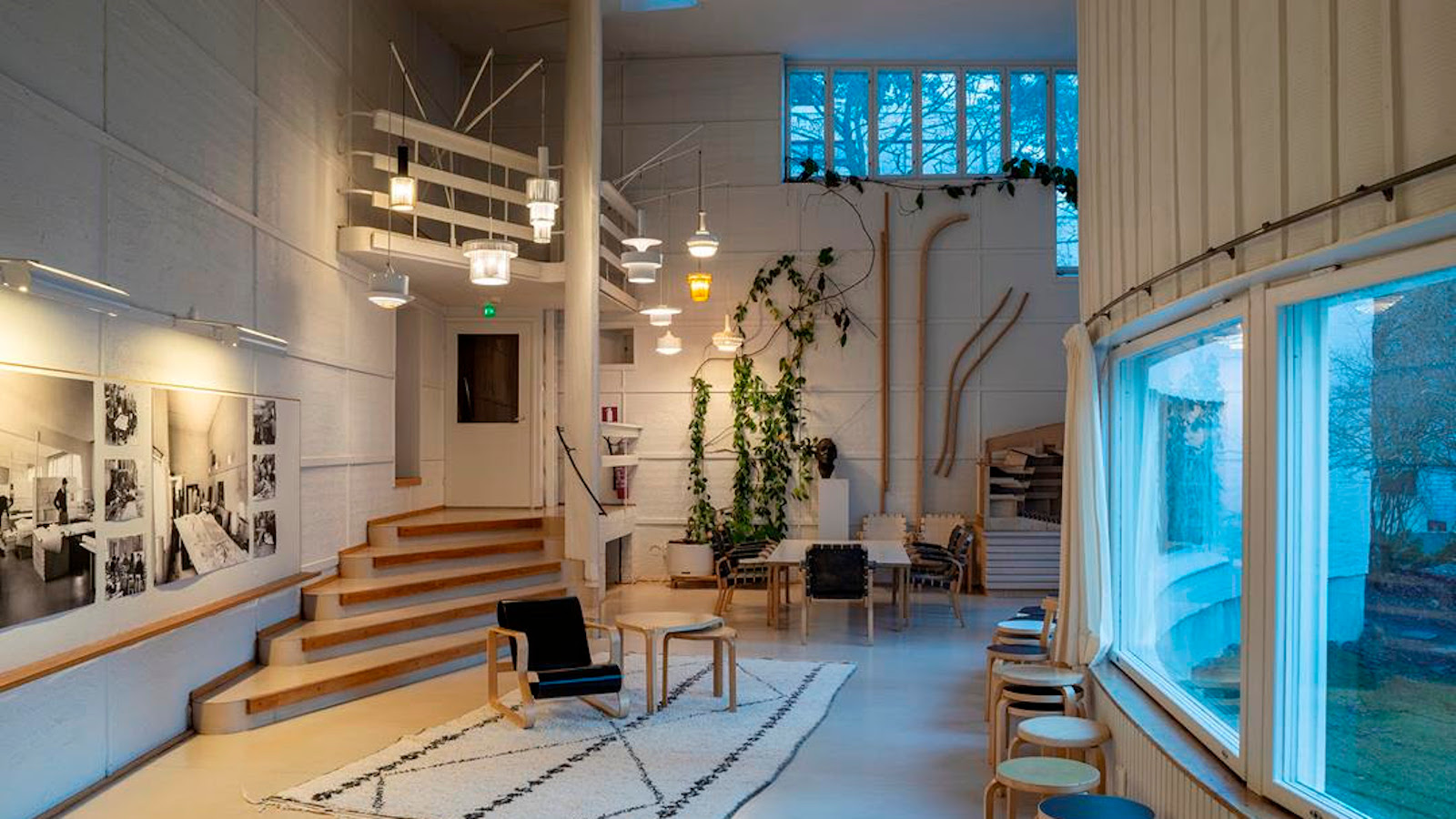 Kuvassa on Alvar Aallon ateljee, jossa on kierreportaat keskeltä huonetta yläkertaan.  Huoneessa on valkoisia sävyjä ja oikea seinä on puolipyöreä.