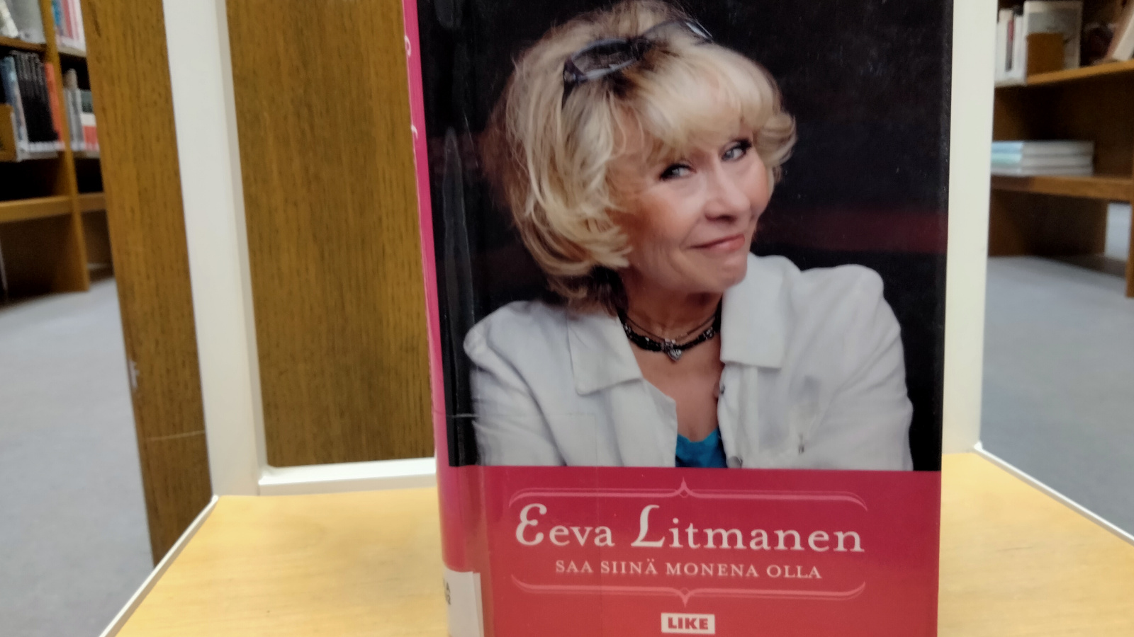 Eeva Litmasen muistelmat Saa siinä monena olla on myös yksi Kinin suosikeista jutussa Näyttelijät elämässä.a