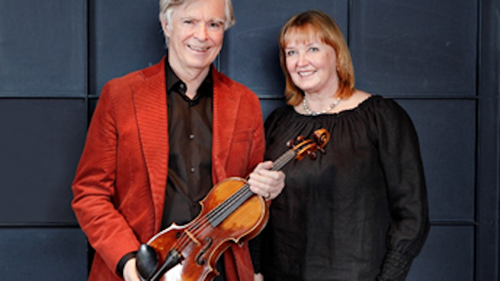 Kuvassa ovat Hannele ja Henrik von Wendt ja Henrik von Wendtin kädessä on Montagnana-viulu.
