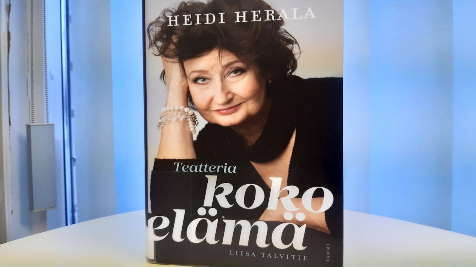 Helgen tytär Heidi Herala muistelee Liisa Talvitien kirjoittamassa kirjassa Teatteria koko elämä.