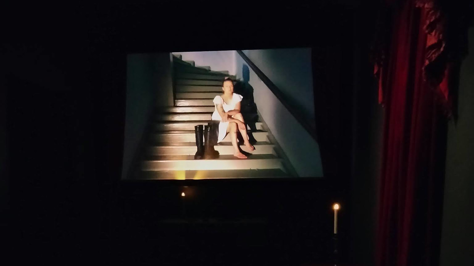 Kinin museokierroksella Kartanoiden Kouvola-näyttelyssä voi katsoa elokuvaa kynttilän valossa