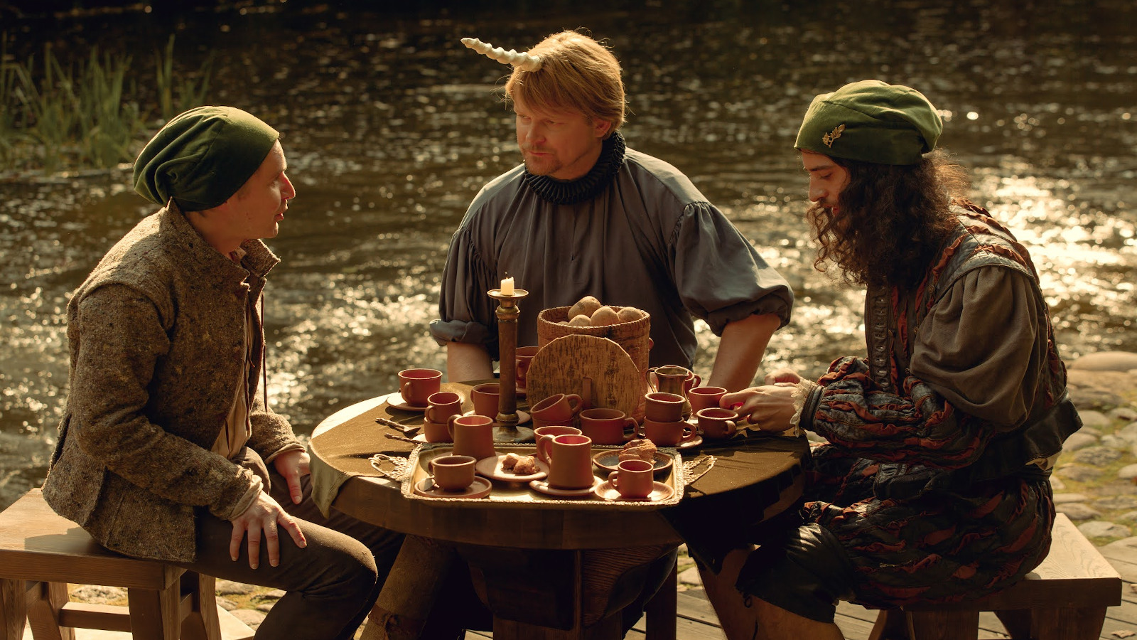 1600-luvun Hevonperän yrittäjät ja suuri vaikuttaja-yrittäjä sarvi otsassaan, jota esitti Antti Luusuaniemi elokuvassa Peruna.
