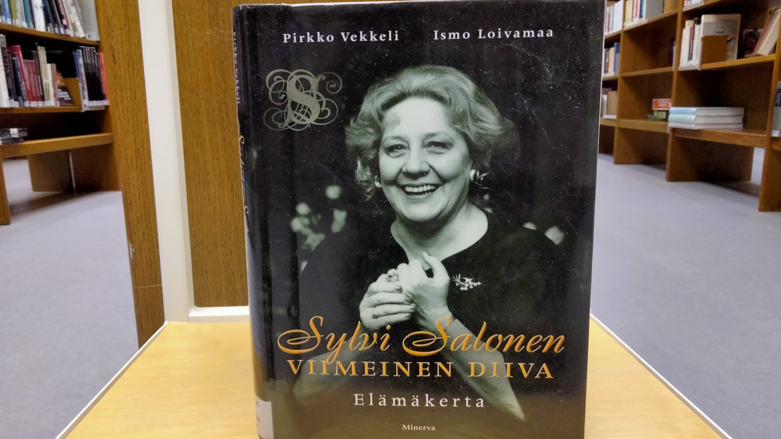 Sylvi Salosen elämänkerta Viimeinen diiva, jonka ovat kirjoittaneet Ismo Loivamaa ja Pirkko Vekkeli.