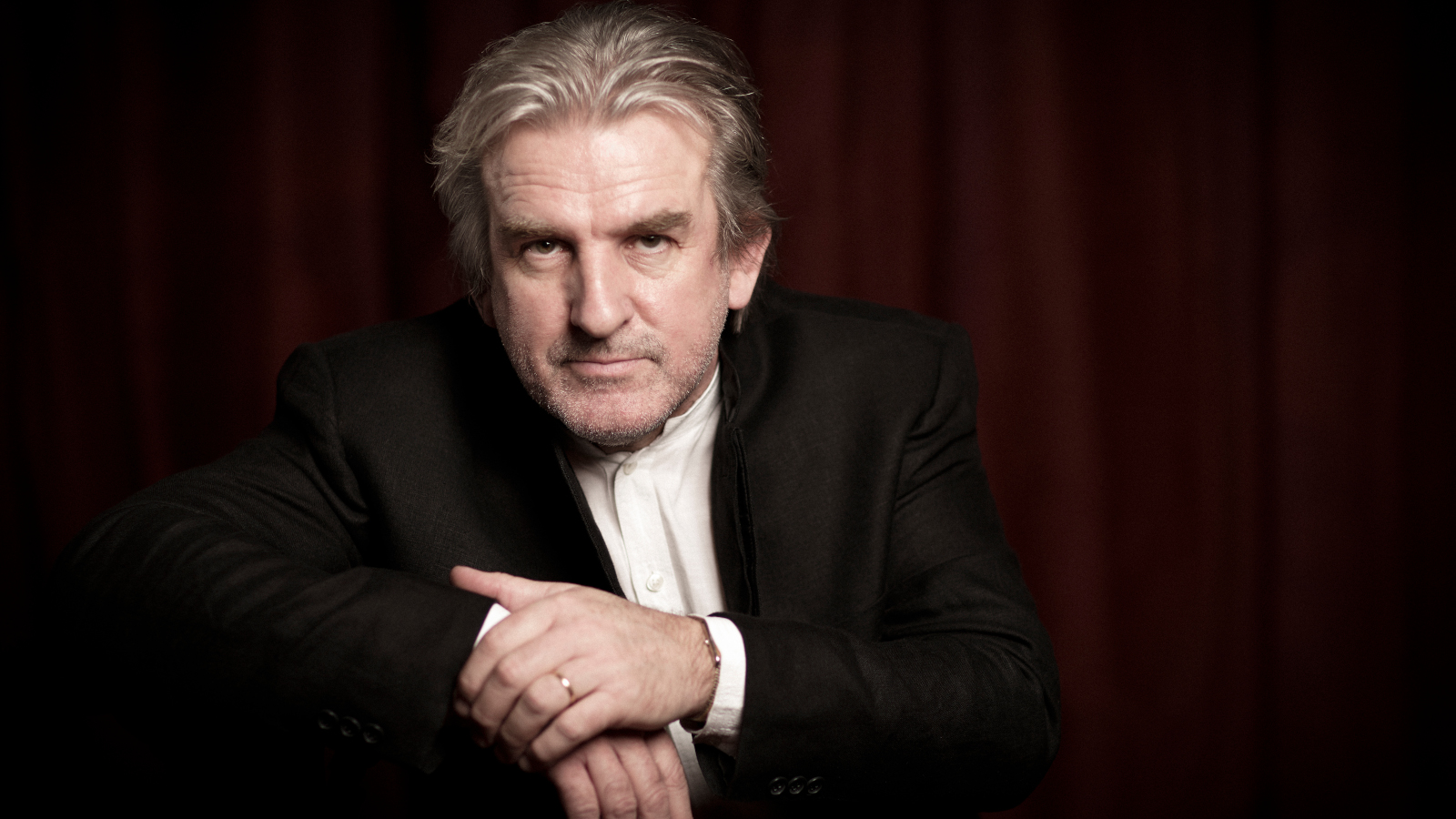 Barry Douglas kuvattuna istuvassa asennossa edestä päin.