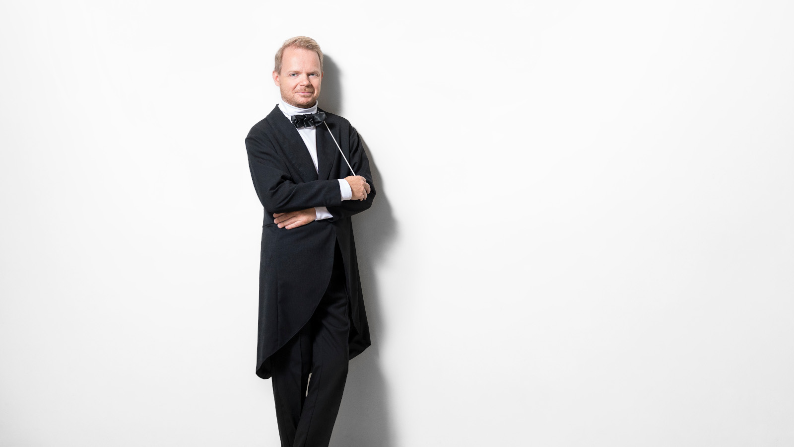 Kuvassa on Jaakko Kuusisto kuvan alareunassa valkoisella pohjalla.