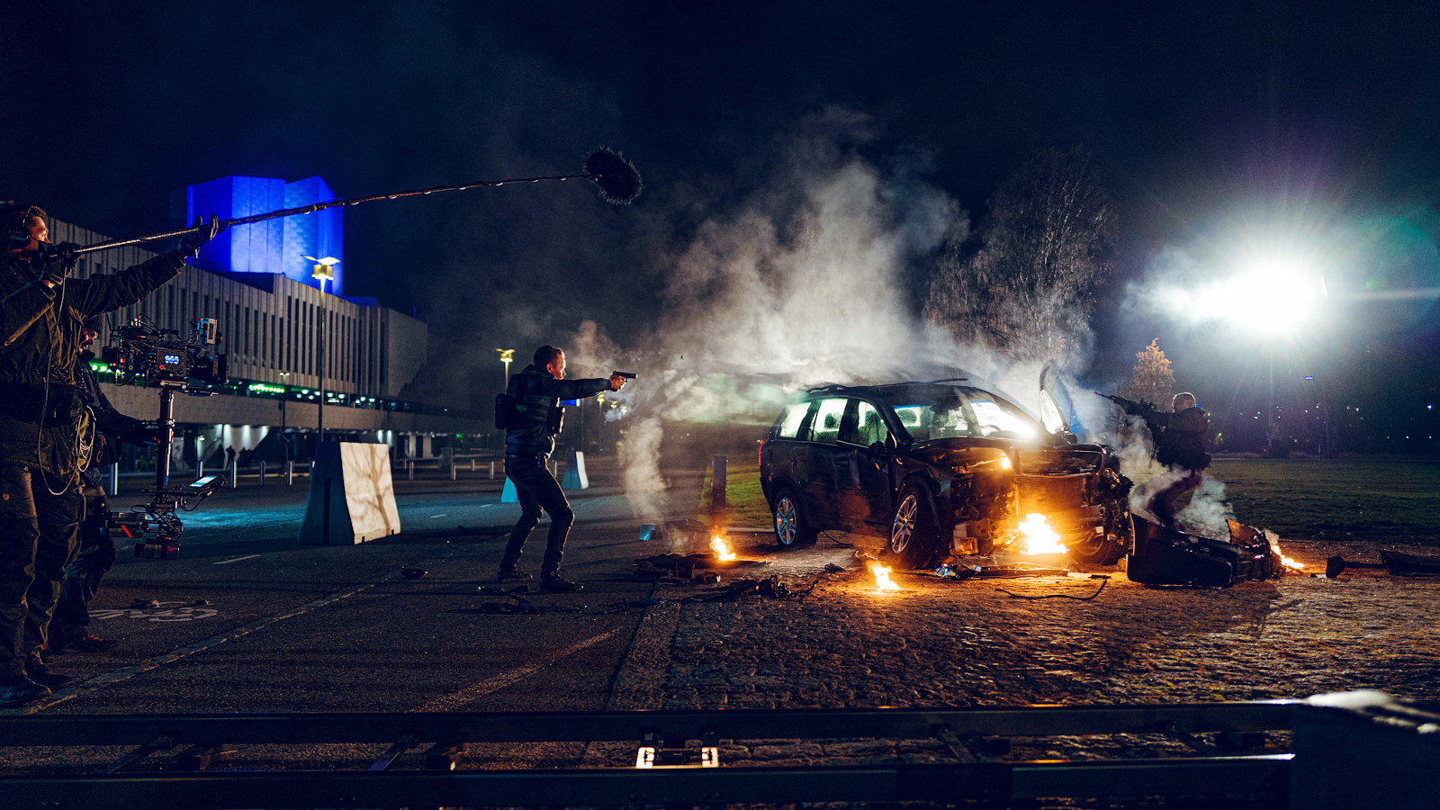 Kuvassa on palava auto Finlandia-talon edessä yöllä.