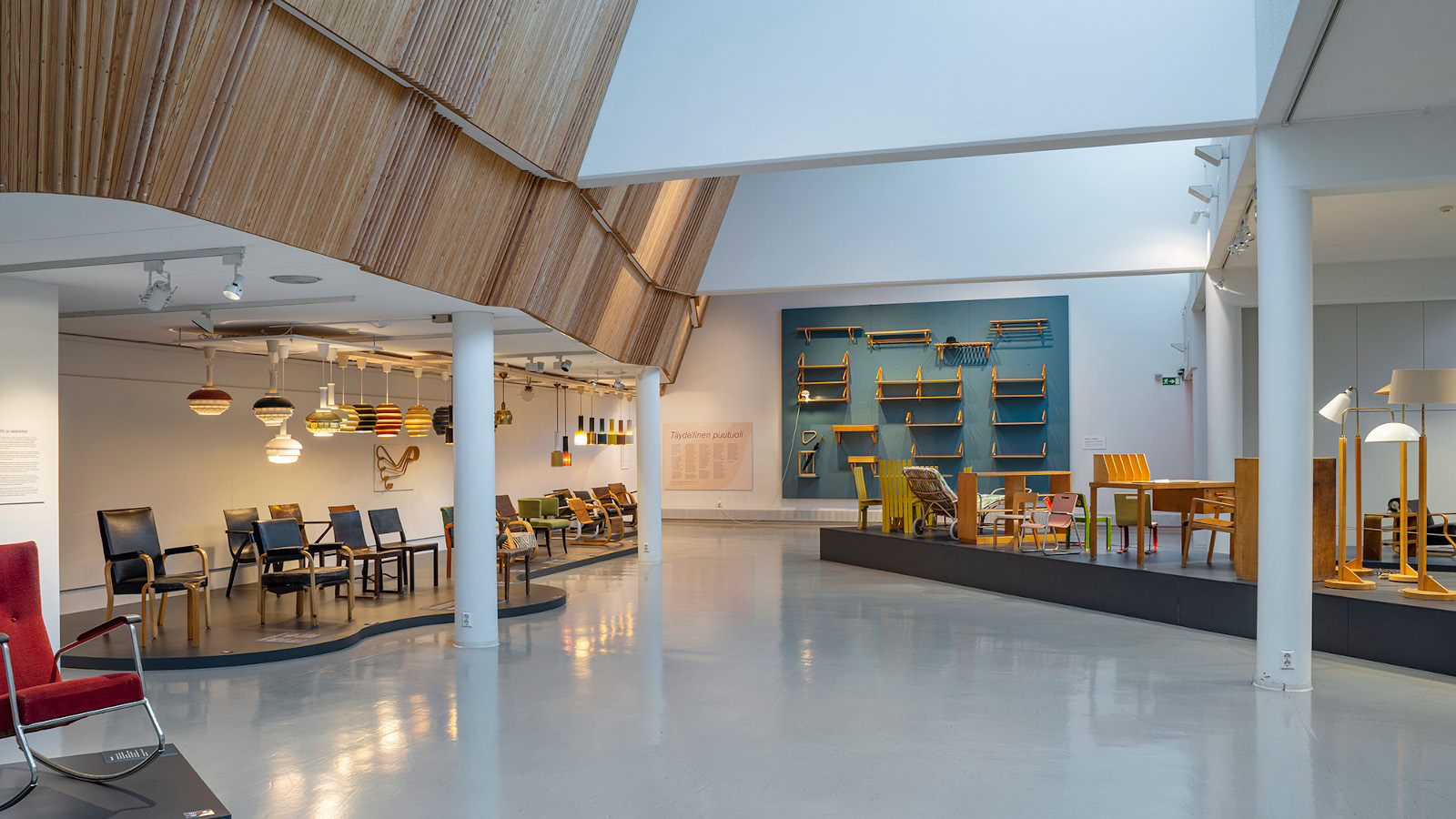 Kuvassa on Alvar Aalto-museon näyttelysali, jossa on seinillä Alvar Aallon töitä ja Aallon huonekaluja.